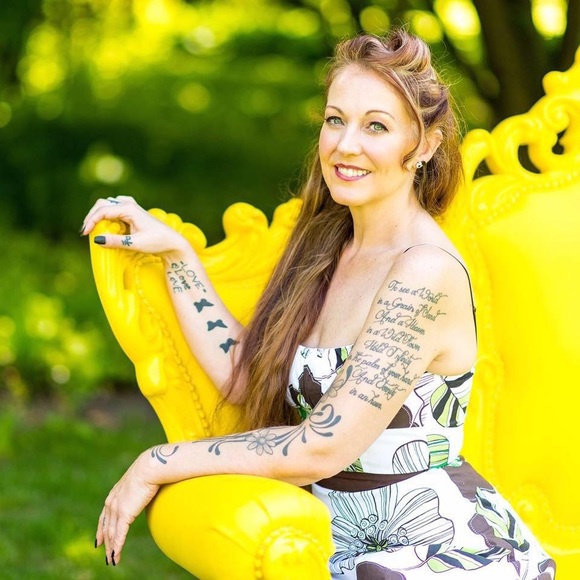 Meet your Posher, Jennifer - Picture 1 of 1